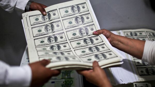 Листы с напечатанными долларовыми банкнотами. Архивное фото