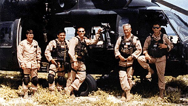 Экипаж вертолета 2-й десантной подгруппы («Супер-64») у своей машины