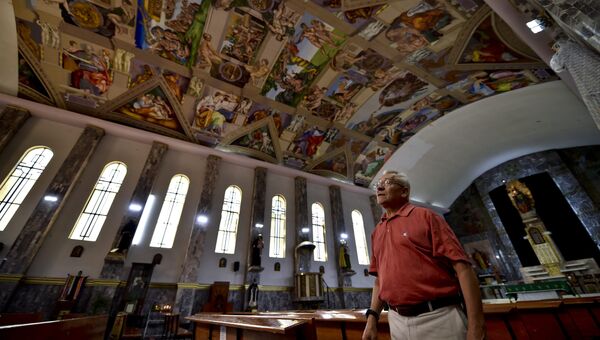 Графический дизайнер Мигель Франсиско Масиас воссоздал реплику фресок Микеланджело, украшающих стены и потолок Сикстинской капеллы