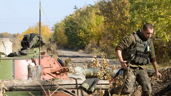 Украинский военный на контрольно-пропускном пункте в районе города Попасная Луганской области