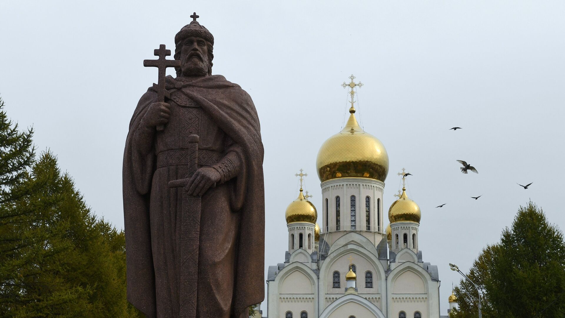 Памятник святому равноапостольному князю Владимиру после церемонии открытия в Троицком сквере возле Троице-Владимирского собора в Новосибирске - РИА Новости, 1920, 27.07.2020