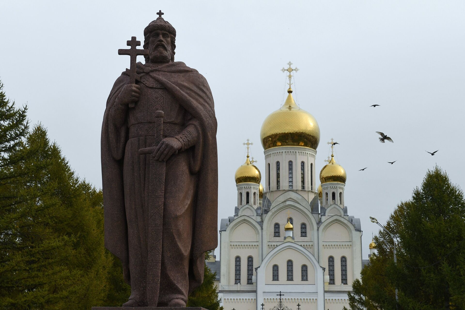 Памятник святому равноапостольному князю Владимиру после церемонии открытия в Троицком сквере возле Троице-Владимирского собора в Новосибирске - РИА Новости, 1920, 02.07.2021