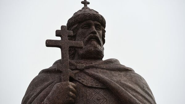 Памятник святому равноапостольному князю Владимиру после церемонии открытия в Троицком сквере возле Троице-Владимирского собора в Новосибирске