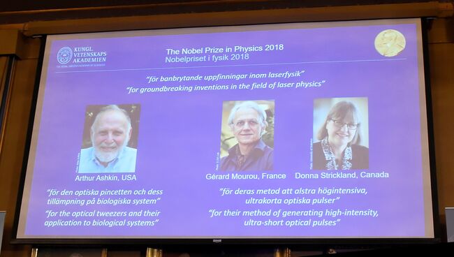 Объявление лауреатов Нобелевской премии 2018 года по физике в Стокгольме, Швеция. 2 октября 2018