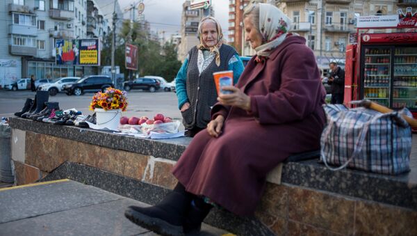 Пожилые женщины у подземного перехода в центре Киева. 25 сентября 2018