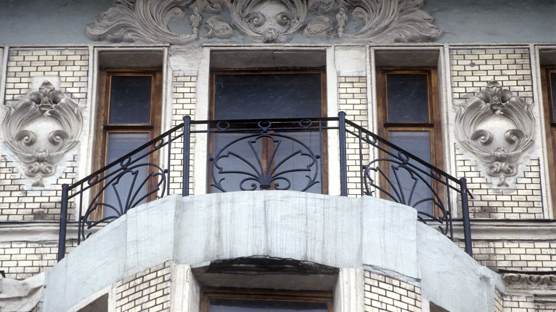 Балкон элитного жилого дома на улице Остоженка - РИА Новости, 1920, 03.08.2020