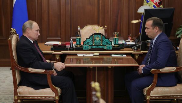 Президент РФ Владимир Путин и временно исполняющий обязанности губернатора Курганской области Вадим Шумков во время встречи. 2 октября 2018