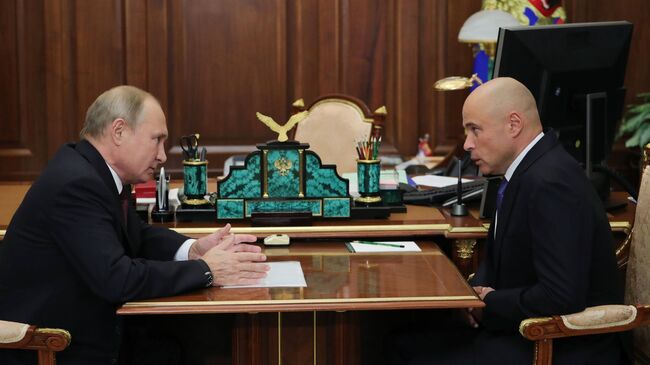 Президент РФ Владимир Путин и временно исполняющий обязанности губернатора Липецкой области Игорь Артамонов во время встречи. 2 октября 2018