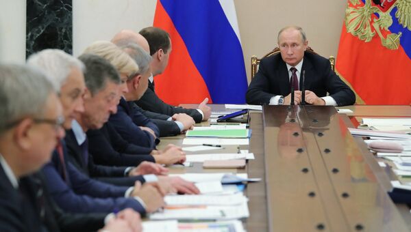 Президент РФ Владимир Путин на совещании с членами правительства РФ. 2 октября 2018