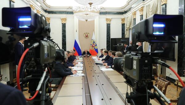 Президент РФ Владимир Путин на совещании с членами правительства. 2 октября 2018