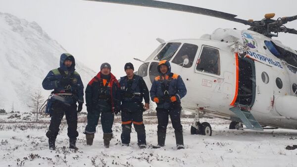 Спасатели ГКУ Службы спасения РС(Я) во время поисковых мероприятий вертолета Робинсон в Якутии. 3 октября 2018