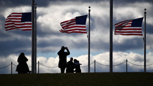 Американские флаги возле монумента Вашингтона