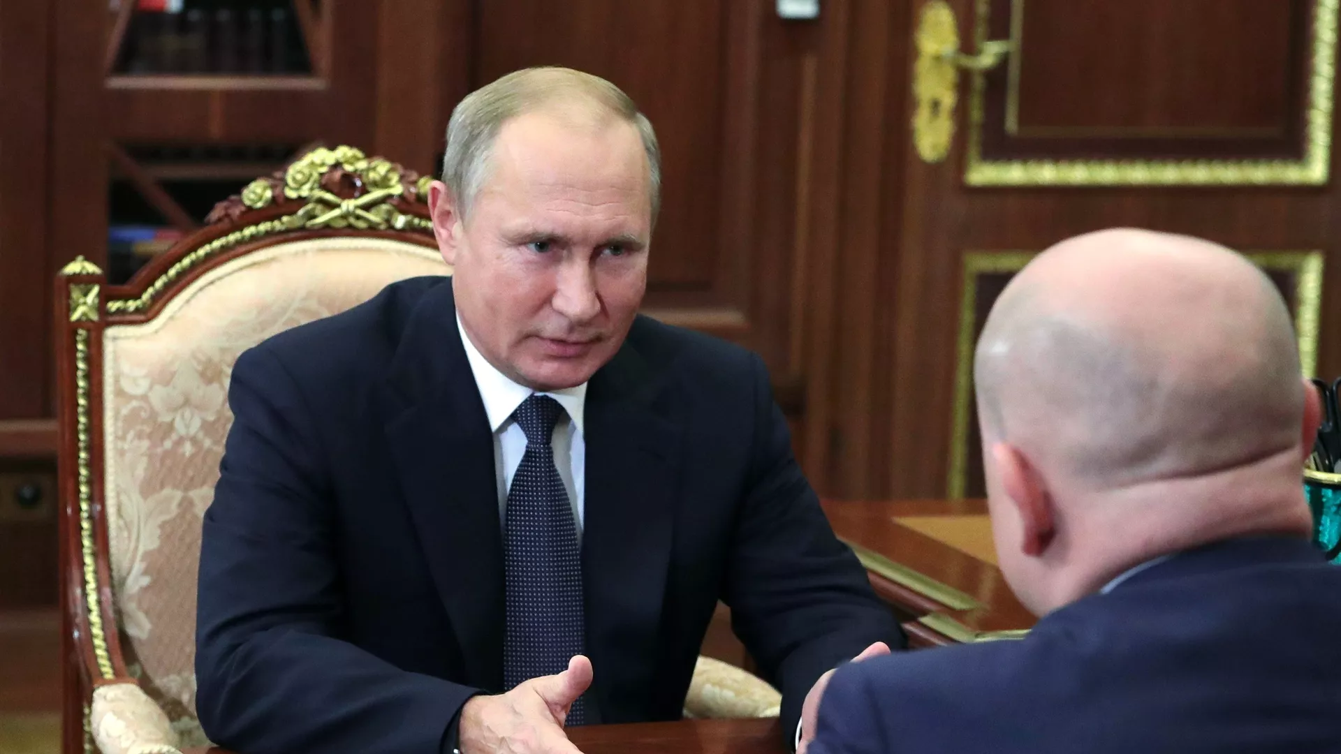 Владимир Путин и ВРИО главы Республики Хакасия Михаил Развожаев во время встречи. 3 октября 2018 - РИА Новости, 1920, 14.02.2025