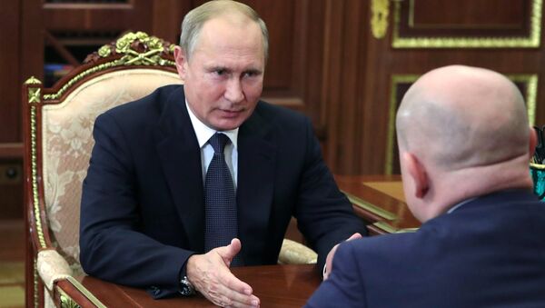 Владимир Путин и ВРИО главы Республики Хакасия Михаил Развожаев во время встречи. 3 октября 2018