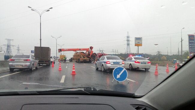 ДТП с участием автокрана на 19-м километре МКАД в Москве. 3 октября 2018