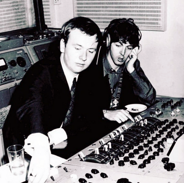  Английский звукорежиссёр, музыкальный продюсер Джефф Эмерик и музыкант группы The Beatles Пол Маккартни во время работы в студии звукозаписи