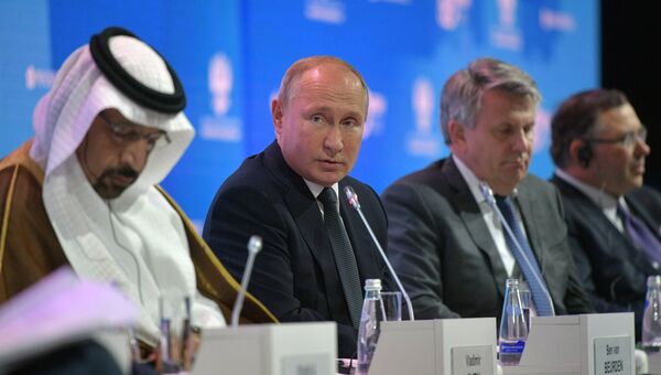 Президент РФ Владимир Путин на международном форуме Российская энергетическая неделя