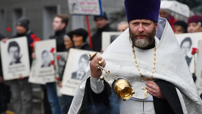 Панихида во время митинга в память о трагических событиях в Москве в октябре 1993 года. 3 октября 2018