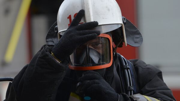 Сотрудник пожарной охраны во время командно-штабных учений МЧС РФ. Архивное фото