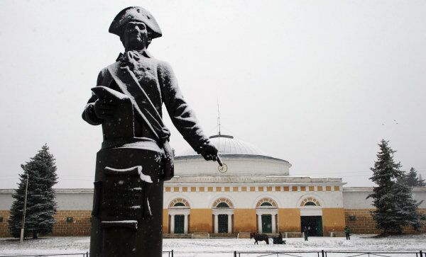 Памятник графу Алексею Орлову, основателю Хреновского конного завода, возле центрального корпуса предприятия