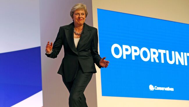 Премьер-министр Великобритании Тереза Мэй танцует на закрытии съезда Консервативной партии