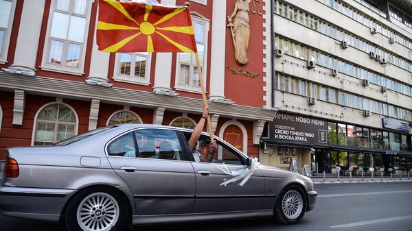 Автомобиль с флагом Македонии в Скопье