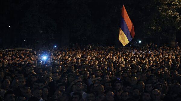 Демонстранты у парламента Армении в Ереване. Архивное фото