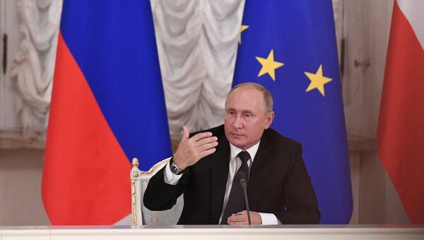 Президент РФ Владимир Путин во время совместной с федеральным канцлером Австрийской Республики Себастианом Курцем пресс-конференции по итогам встречи