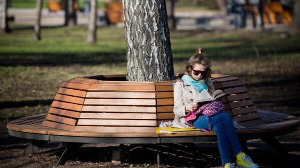 Девушка читает книгу в Центральном парке культуры и отдыха им. Горького