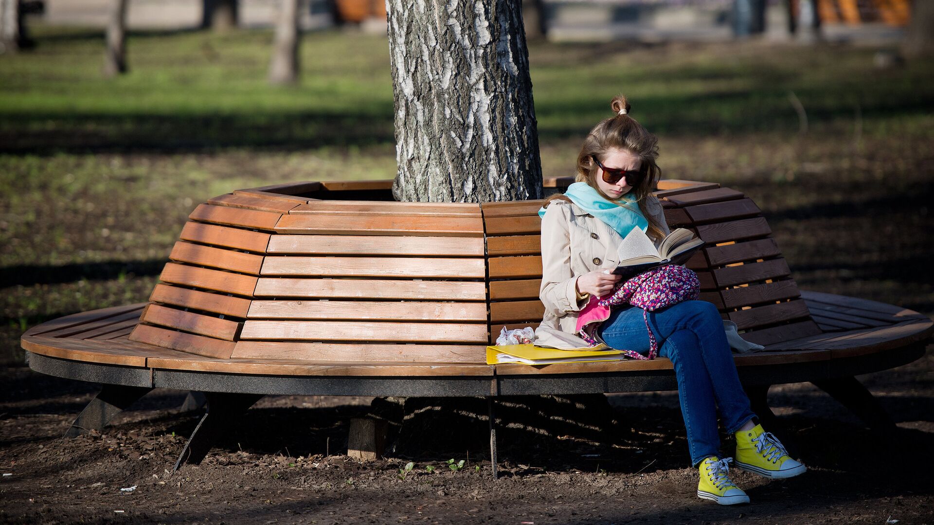 Девушка читает книгу в Центральном парке культуры и отдыха им. Горького - РИА Новости, 1920, 11.05.2021