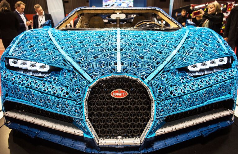 Презентация точной копии модели Bugatti Chiron, выполненной компанией LEGO на открытии международного автосалона Mondial de l'Automobile в Париже