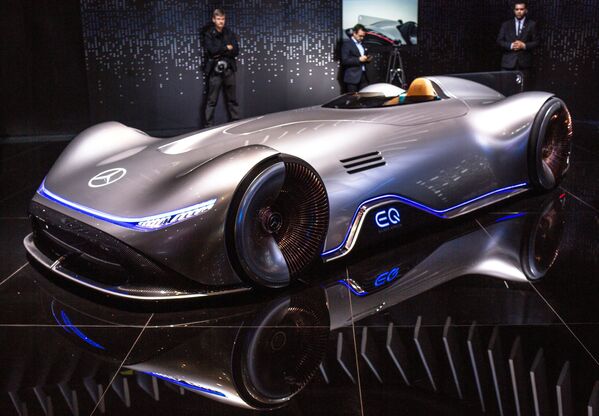 Презентация полностью электрического концепт-кара Vision EQ Silver Arrow немецкого автопроизводителя Mercedes-Benz