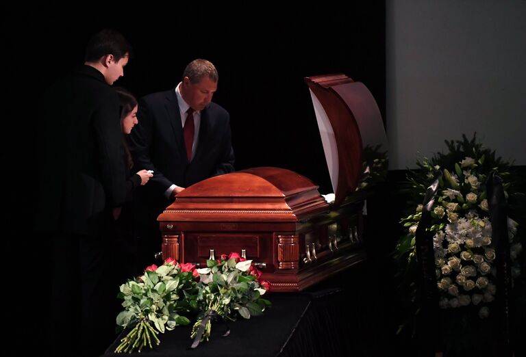 Церемония прощания с народным артистом РФ Романом Карцевым проходит в Большом зале Клуба писателей Центрального Дома литераторов. 4 октября 2018 Церемония прощания с народным артистом РФ Романом Карцевым проходит в Большом зале Клуба писателей Центрального Дома литераторов. 4 октября 2018