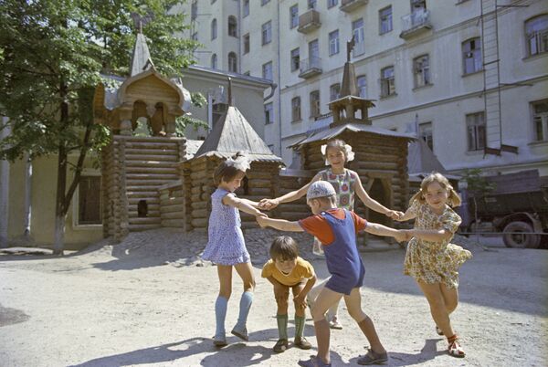 Детская игровая площадка в одном из дворов Москвы