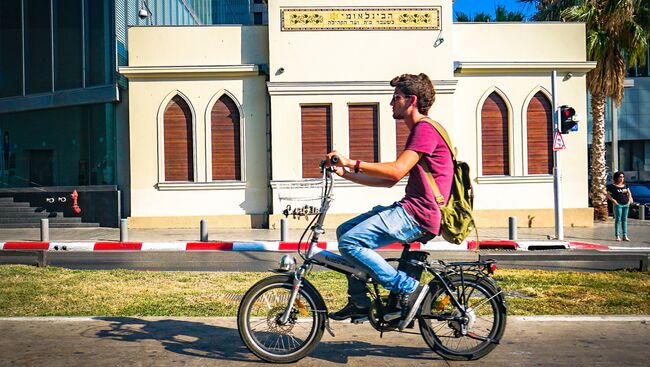 Велосипедист на электровелосипеде в Израиле