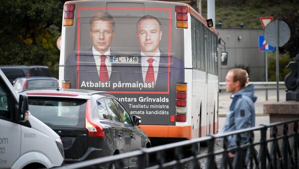 Плакат социал-демократической партии Согласие на автобусе в Риге. Архивное фото