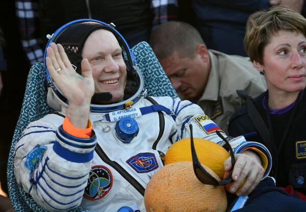 Космонавт Роскосмоса Олег Артемьев после приземления спускаемого аппарата корабля Союз МС-08