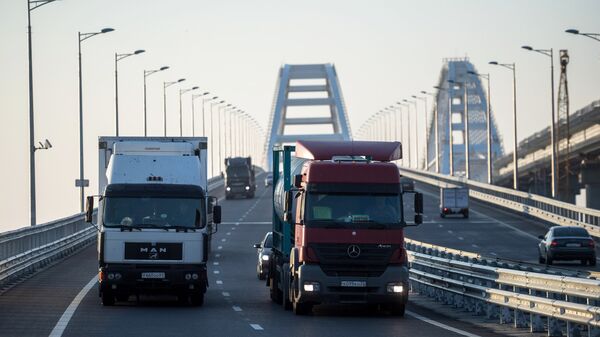 Грузовые машины на Крымском мосту