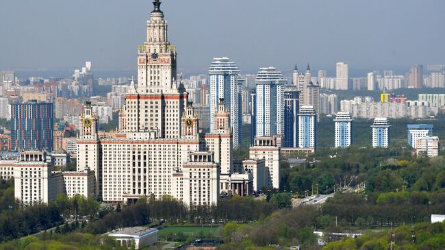 Вид на главное здание Московского государственного университета им. М.В.Ломоносова. Архивное фото