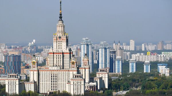 Вид на главное здание Московского государственного университета им. М.В.Ломоносова. Архивное фото