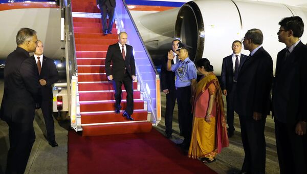 Владимир Путин во время встречи на авиабазе ВВС Индии Палам. 4 октября 2018
