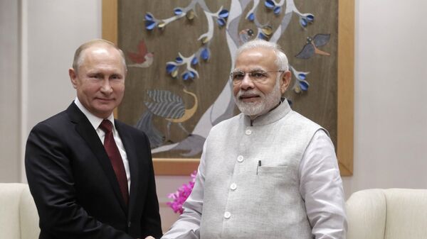 Владимир Путин и премьер-министр Республики Индии Нарендра Моди на церемонии встречи в Нью-Дели. 4 октября 2018