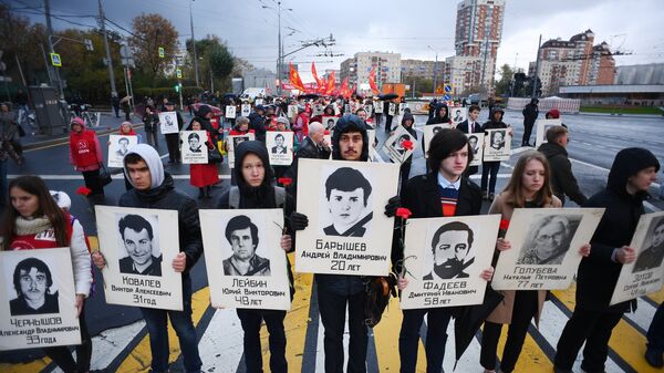 Участники траурного шествия в память о трагических событиях в Москве в октябре 1993 года. 4 октября 2018