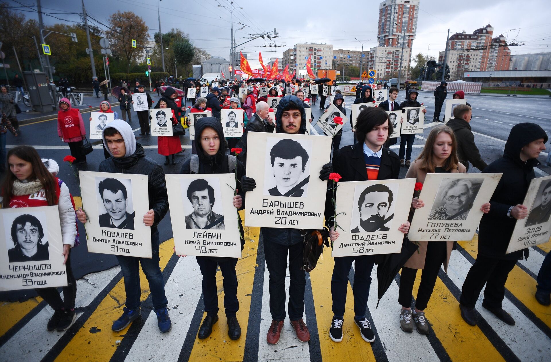Участники траурного шествия в память о трагических событиях в Москве в октябре 1993 года. 4 октября 2018 - РИА Новости, 1920, 04.10.2021