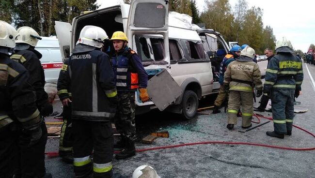 Сотрудники МЧС на месте ДТП в Тверской области. 5 октября 2018