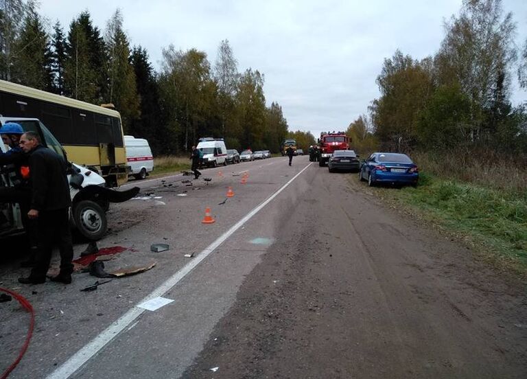 Сотрудники МЧС на месте ДТП в Тверской области. 5 октября 2018