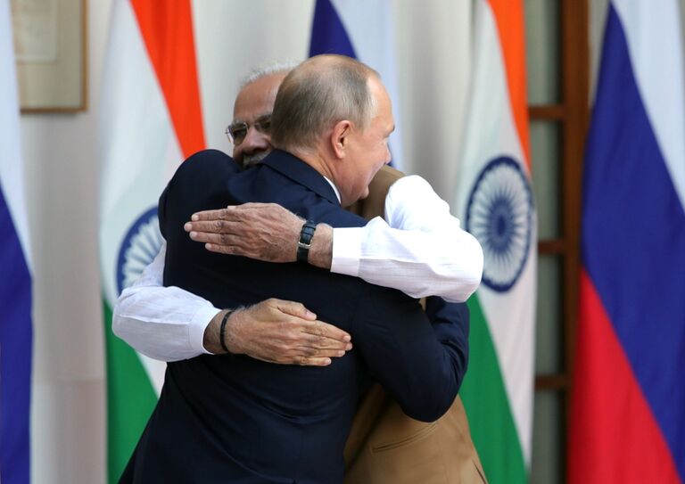 Президент РФ Владимир Путин и премьер-министр Республики Индии Нарендра Моди во время встречи в Хайдарабадском дворце в Нью-Дели. 5 октября 2018