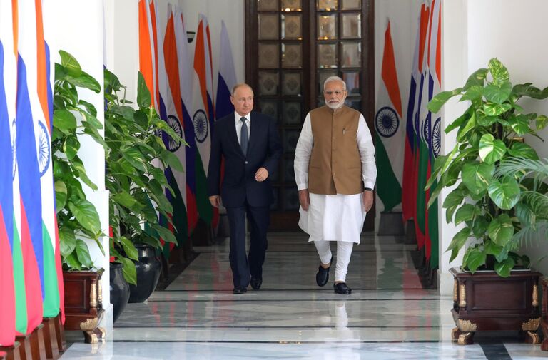 Президент РФ Владимир Путин и премьер-министр Республики Индии Нарендра Моди во время встречи в Хайдарабадском дворце в Нью-Дели. 5 октября 2018