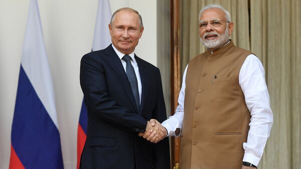 Президент РФ Владимир Путин и премьер-министр Республики Индии Нарендра Моди во время встречи в Хайдарабадском дворце в Нью-Дели. 5 октября 2018