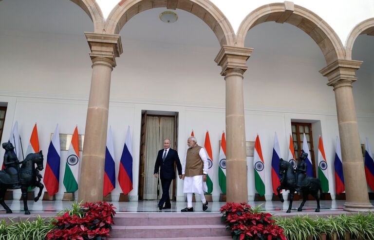 Президент РФ Владимир Путин и премьер-министр Республики Индии Нарендра Моди во время встречи в Хайдарабадском дворце в Нью-Дели. 5 октября 2018